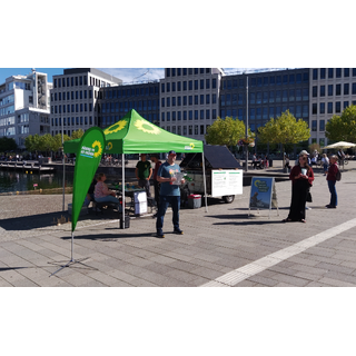 Mitglieder der Ortsverbands am Infostand am Phoenixsee