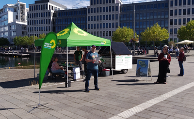 Mitglieder der Ortsverbands am Infostand am Phoenixsee