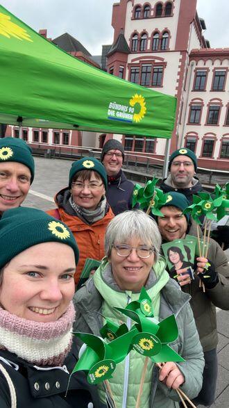 7 Mitglieder des Ortsverbands Hörde vor der Hörder Burg in grünem Outfit.