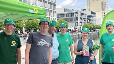 Sechs Hörder Grüne am Wahlkampfstand am Phoenixsee - mit grünen Sommermützen.